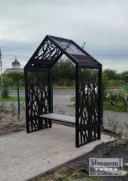 Садовая скамья под двускатным навесом с ажурными металлическими панелями К-18