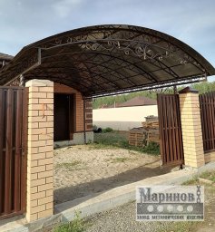 Широкий арочный навес въезда с ажурной передней дугой и тонким каркасом Н-31
