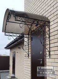 Арочный козырёк с полупрозрачным покрытием и коваными спиральными кронштейнами К-4