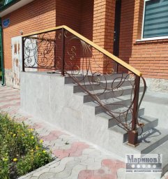 Коричневые кованые перила с растительным рисунком и светлым поручнем П-79