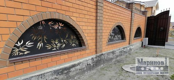 Арочные металлические вставки для кирпичного забора с растительным рисунком Д-11