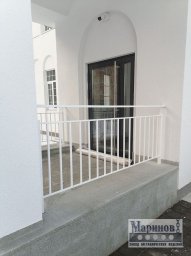 Белые металлические перила наружной площадки с прямыми балясинами П-41