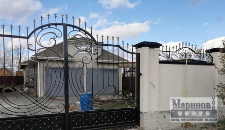 Решётчатые металлические ворота с волнообразным верхом и коваными пиками В-34