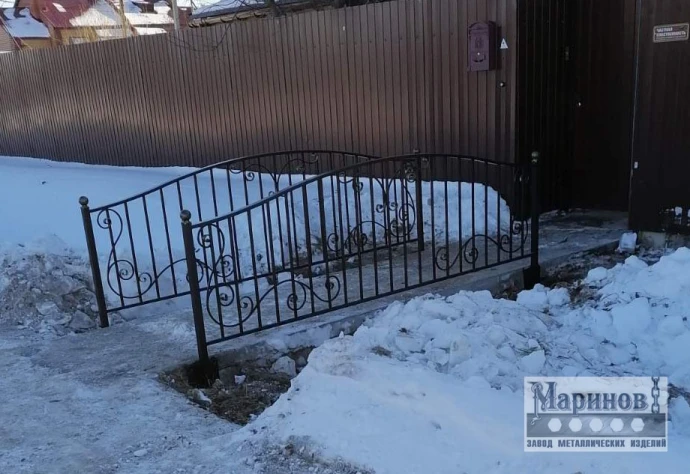 Садовый мостик с металлическими перилами и нижней полосой завитков К-12