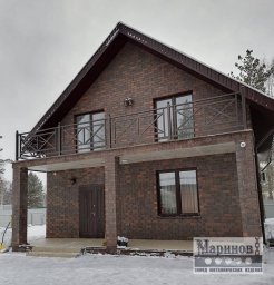 Металлическое ограждение длинного балкона с диагональными крестами П-49