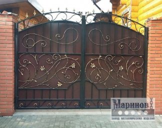 Кованые ворота с волнистым верхом, цветами и крупными завитками В-24