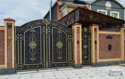 Кованые ворота и калитка с золотистыми розетками и фигурным навершием В-73