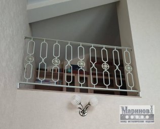 Белое металлическое ограждение площадки с вытянутыми рамками и круглыми вставками Л-44