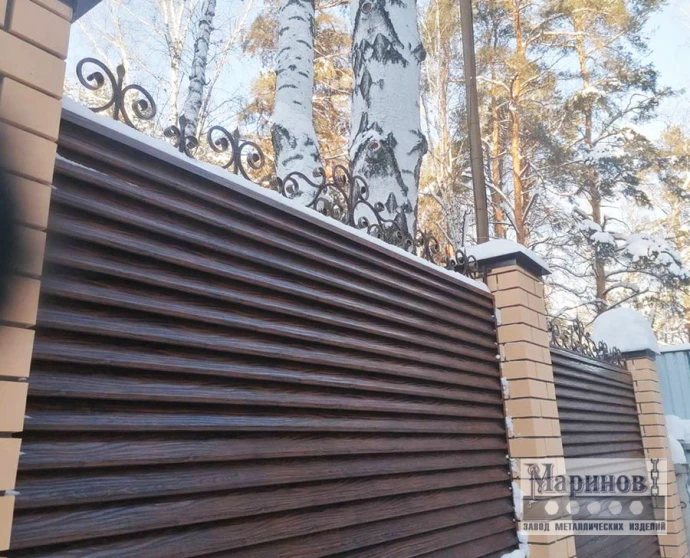 Металлический забор с горизонтальными планками и ажурным навершием из завитков З-15