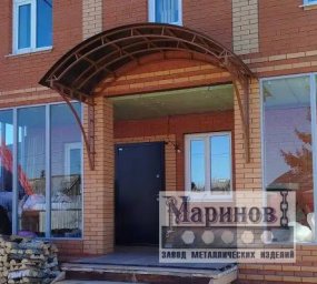 Металлическое оформление входа с большим арочным козырьком и боковыми кронштейнами ВГ-34