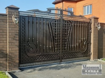 Кованые ворота с вертикальными прутьями, завитками и орнаментальной окантовкой В-13