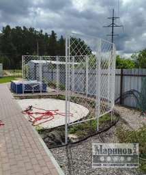 Белая металлическая садовая шпалера с ромбической решёткой М-22