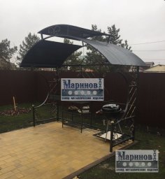 Металлический мангал под широким изогнутым навесом с фигурными боковыми опорами М-8