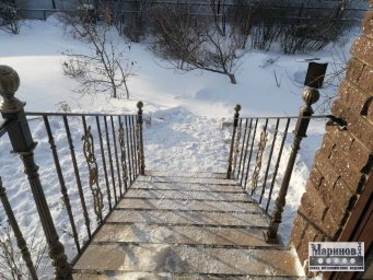 Металлические перила уличного спуска с фигурными вставками и декоративными опорами П-48