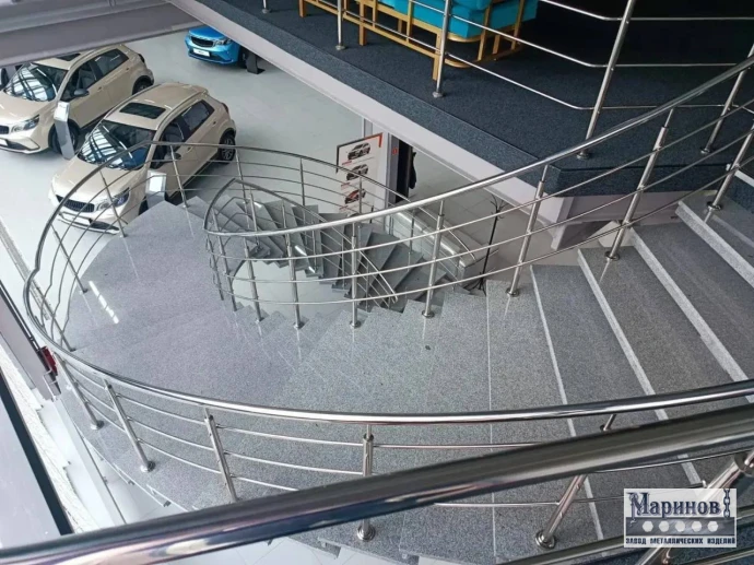 Металлические перила изогнутой лестницы с горизонтальными перемычками О-34