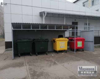 Протяжённый металлический навес мусорных контейнеров с задними и боковыми панелями Н-39