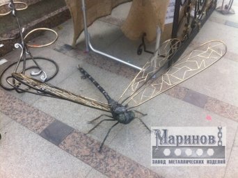 Металлическая декоративная стрекоза с ажурными крыльями Д-17