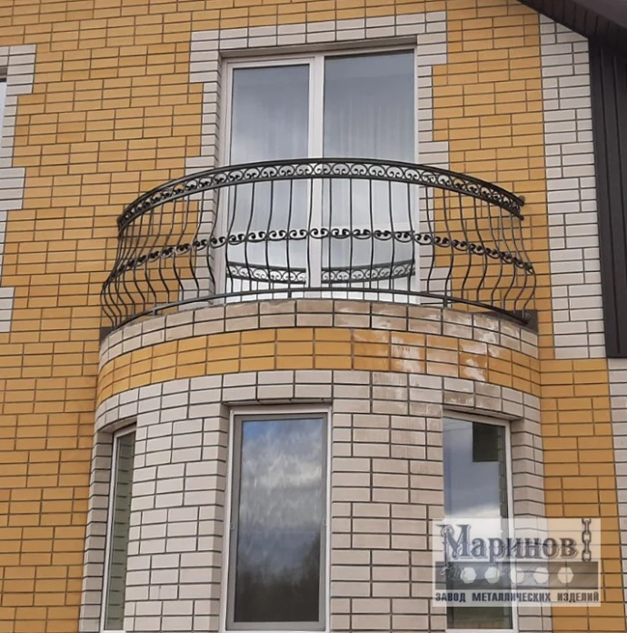 Металлическое ограждение округлого балкона с выпуклыми вертикалями и кольцевыми полосами ПУ-13 — фото 1