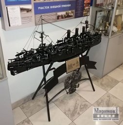 Декоративная металлическая модель корабля на фигурной подставке Д-31