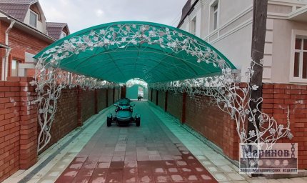 Арочный автонавес с зелёным покрытием и светлым растительным орнаментом Н-2