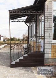 Односкатный козырёк на высоких стойках с кольцевыми декоративными полосами К-16