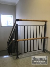 Чёрные металлические перила с вертикальными прутками и поручнем тёплого оттенка П-36