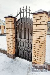 Кованая калитка с высоким арочным навершием и симметричными завитками В-44