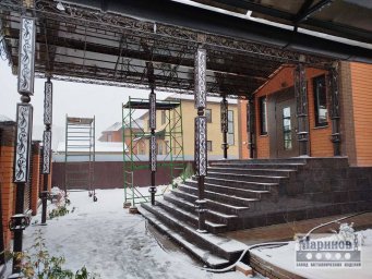 Металлический навес высокой входной лестницы с фигурными стойками и ажурными полосами Н-44