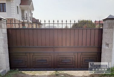Глухие металлические ворота с прямоугольными нижними панелями и пиками В-25