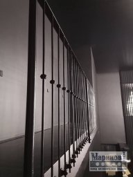 Металлическое ограждение с тонкими вертикалями и круглыми вставками по центру П-48
