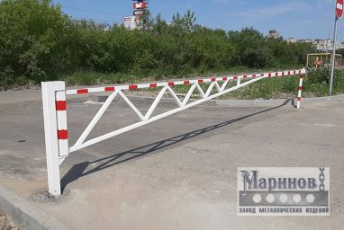 Металлический шлагбаум с треугольными перемычками и красно-белой окраской О-8