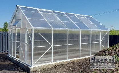 Металлическая теплица с двускатной кровлей и полупрозрачными стенами Б-10