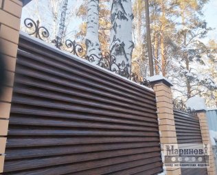 Металлический забор с горизонтальными планками и ажурным навершием из завитков З-15