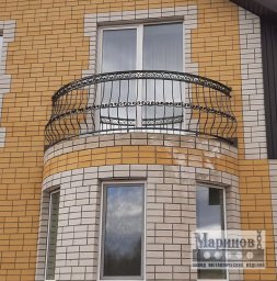 Металлическое ограждение округлого балкона с выпуклыми вертикалями и кольцевыми полосами ПУ-13
