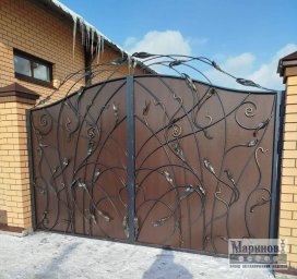 Металлические ворота с коричневым заполнением и коваными ветвями В-46