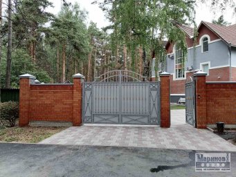 Серые металлические ворота и калитка со строгим рисунком и дугой над проездом В-35