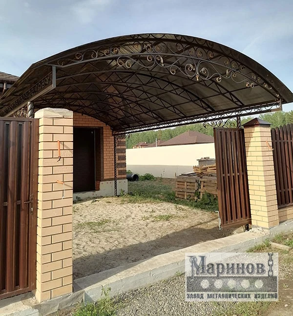 Широкий арочный навес въезда с ажурной передней дугой и тонким каркасом Н-31 — фото 1
