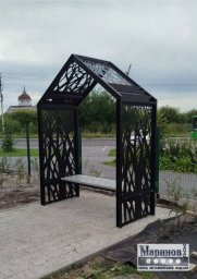 Металлическая садовая скамья под двускатным навесом с ажурными панелями М-26