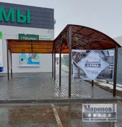 Арочный металлический навес площадки с янтарным покрытием и декоративными вставками Н-24