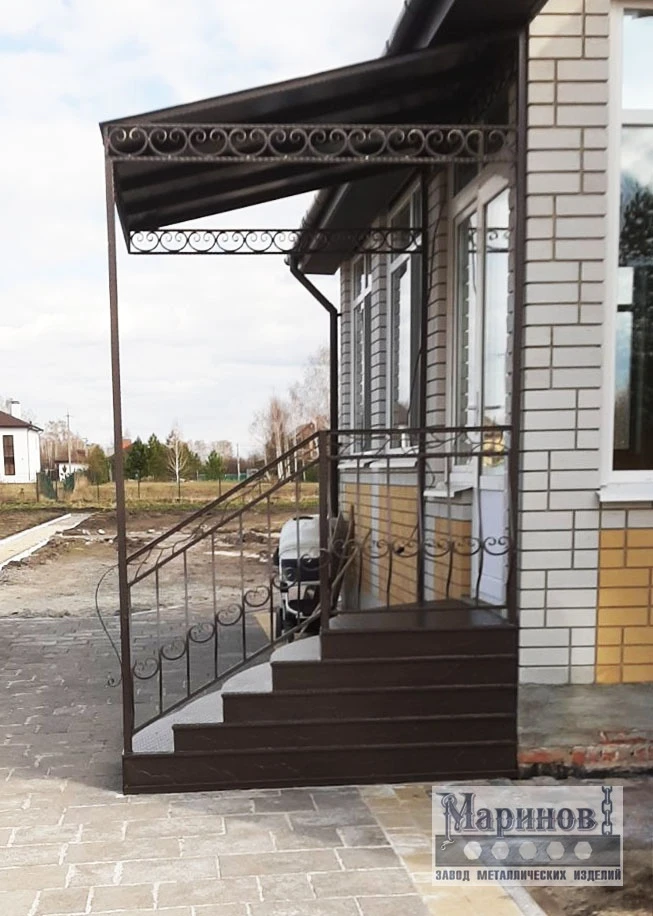 Односкатный козырёк на высоких стойках с кольцевыми декоративными полосами К-16 — фото 1