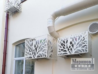 Металлические короба кондиционеров со светлыми растительными панелями О-12