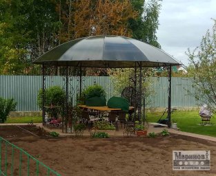 Металлическая садовая беседка с многоскатной полупрозрачной кровлей и ажурными опорами Б-2