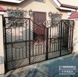 Ажурные металлические ворота с калиткой, овальными вставками и завитками В-16