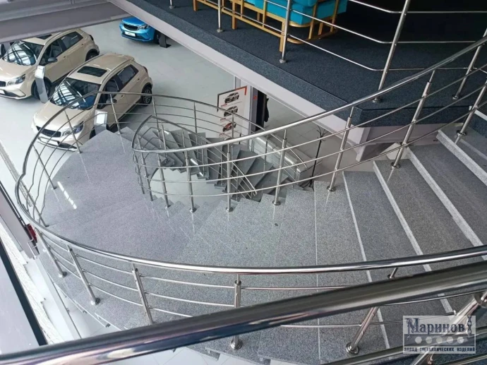 Металлические перила широкой поворотной лестницы с горизонтальными ригелями Л-50