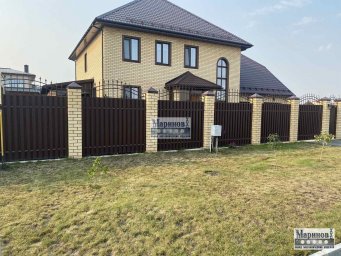 Металлический забор с тёмными вертикальными секциями и открытой арочной полосой сверху З-2