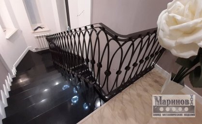 Тёмные металлические перила с вытянутым арочным рисунком П-15