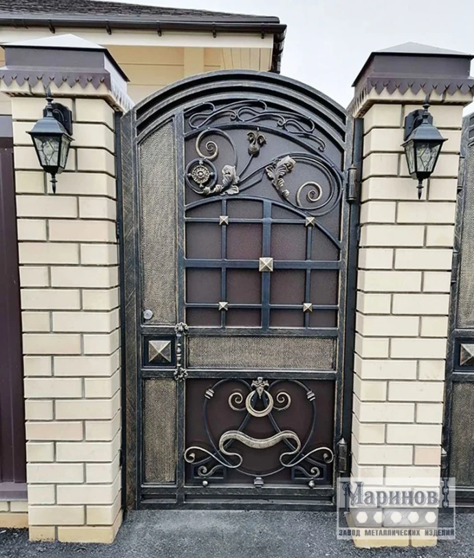 Металлическая калитка с аркой, решёткой и коваными завитками В-2 — фото 1