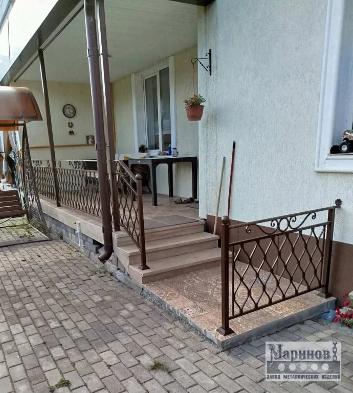 Металлическое ограждение веранды с ромбовидным заполнением и верхними завитками П-52 — фото 1