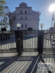Металлическое ограждение с греческим узором и стойками с шарообразными светильниками О-6