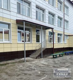 Металлический навес над входом общественного здания с прямыми стойками и лестничными перилами О-7